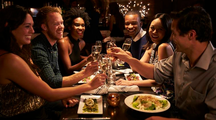 Một bất lợi khác của ăn uống ngoài hàng là bạn không thể theo dõi những gì bạn nạp vào cơ thể. Trong quá trình nấu nướng, đầu bếp có thể thêm những phụ gia không tốt cho sức khỏe vào món ăn mà bạn không hay biết.