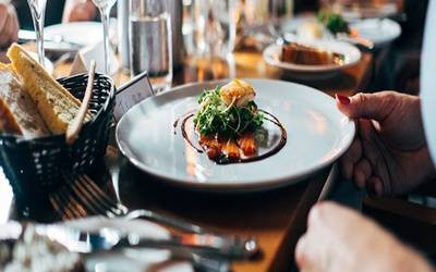 Việc ăn ở ngoài thường xuyên sẽ khiến bạn nạp vào cơ thể lượng đường và chất béo không tốt.