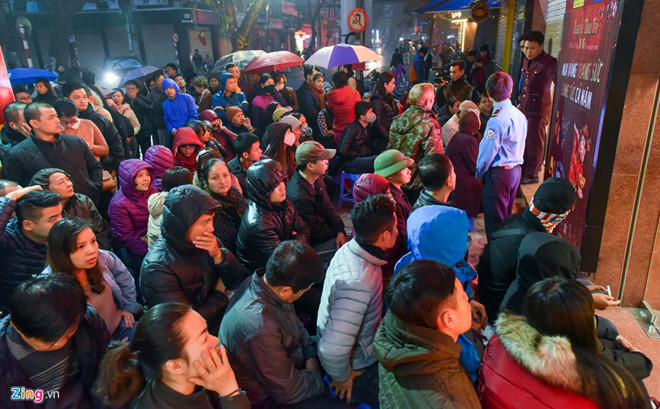 Một tuần trước, vào ngày Vía Thần Tài (10/1 Âm lịch), rất nhiều người dân đã phải xếp hàng dài dưới mưa từ 5h sáng để chờ đến lượt mua vàng. Ảnh: Việt Hùng.