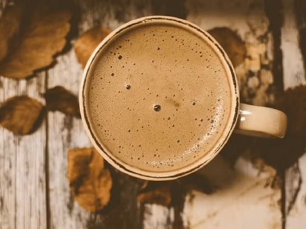 Uống cà phê vào ban đêm là thói quen rất không lành mạnh. Điều này có thể kích thích hệ thống tiêu hóa và khiến bạn cảm thấy khá bồn chồn.