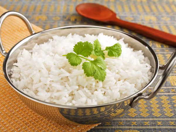 Các chuyên gia dinh dưỡng khuyên chúng ta phải tránh ăn cơm vào ban đêm vì nó có nhiều tinh bột, khiến bạn cảm thấy đầy bụng, khó ngủ và tăng cân.