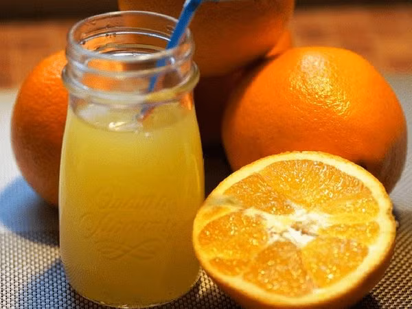 Nước cam rất tốt cho sức khỏe nhưng đừng uống vào ban đêm vì nó có thể làm ảnh hưởng dạ dày.