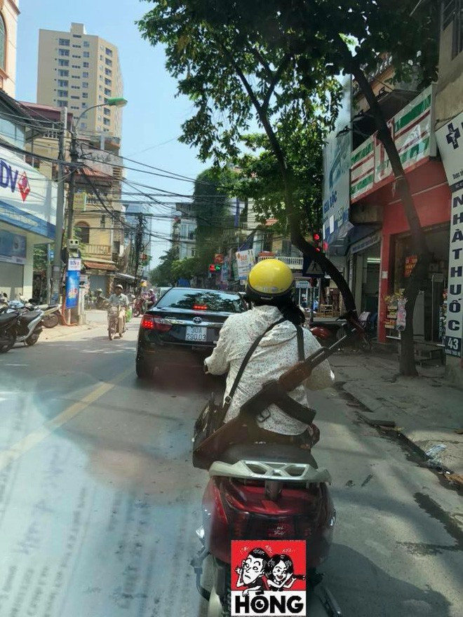 Bức ảnh chụp một ninja mang súng nhựa được lan truyền trên MXH ngày 11/08, tại Vương Thừa Vũ, Khương Trung, Thanh Xuân, Hà Nội.