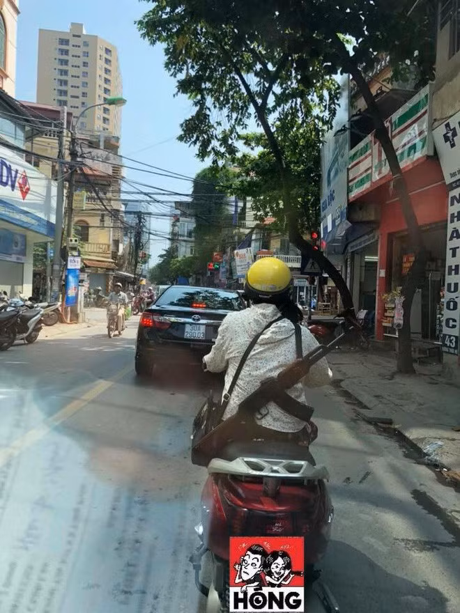 Bức ảnh chụp một ninja mang súng nhựa được lan truyền trên MXH ngày 11/08, tại Vương Thừa Vũ, Khương Trung, Thanh Xuân, Hà Nội.