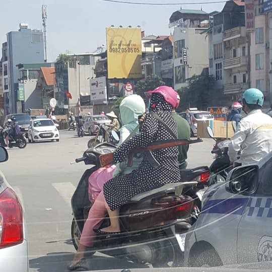 Bức ảnh chụp hai ninja mang theo súng mô hình được đăng trên mạng xã hội ngày 15/08, tại Hà Nội.