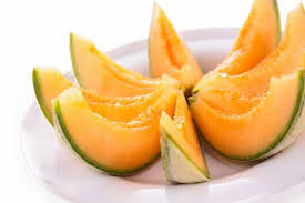 Dưa lưới có hàm lượng calo và chất béo thấp và giàu vitamin và khoáng chất quan trọng như vitamin A và kali. Những chất dinh dưỡng này có lợi cho bạn trong việc loại bỏ chất béo cổ. Bạn có thể ăn một bát dưa lưới tươi hoặc uống từ 2-3 ly nước dưa mỗi ngày.