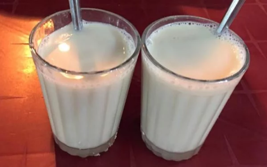 Sữa đậu nành, rất dễ dàng rồi bạn hoàn toàn có thể đi mua ngoài siêu thị, tạp hóa hoặc những quán làm đậu phụ ở chợ. Với lượng lớn phytoestrogen, chất tương tự như hoocmon estrogen giúp nở ngực cùng các vitamin A, B1, B2, D… Sữa đậu nành sẽ giúp bạn ‘nâng ngực’ đơn giản, đẹp mà không cần phẫu thuật. Hãy sử dụng hàng ngày để có tác dụng nhanh nhất.