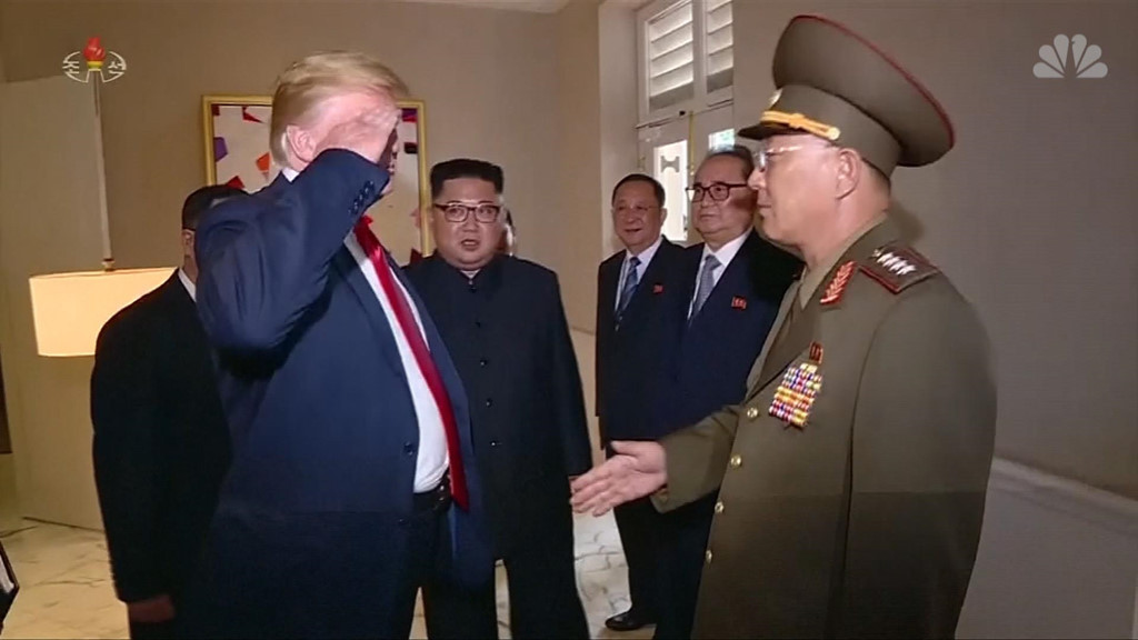 Ông Trump và sĩ quan quân đội Triều Tiên có khoảnh khắc không hiểu ý nhau. Ảnh: KCNA/NBC News.