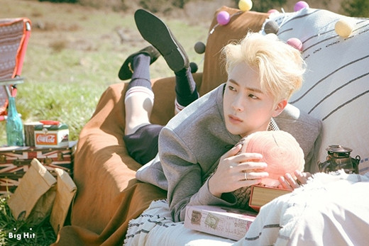 Trông cậu nổi bật và thật sự rất hợp với màu tóc này.