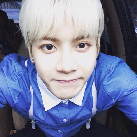 Anh chàng Jackson từng gây ấn tượng mạnh khi thay đổi mái tóc thành màu bạch kim đầy quyến rũ.