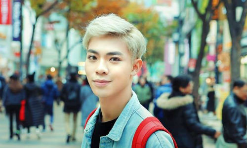 Erik cũng là một nam ca sĩ gây ấn tượng với mái tóc bạch kim.