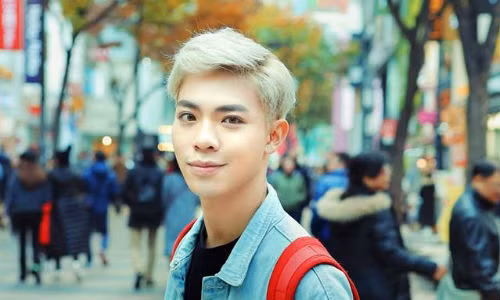 Erik cũng là một nam ca sĩ gây ấn tượng với mái tóc bạch kim.