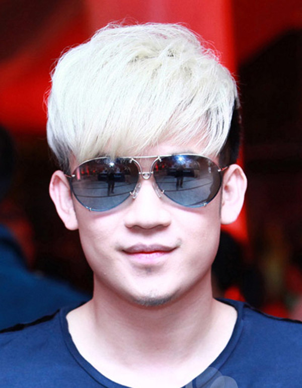 Nam ca sĩ Dương Triệu Vũ “tút tát” diện mạo thời thượng, “ngầu” hơn với tóc nhuộm bạch kim, để undercut nam tính.