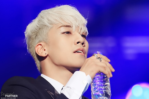 Seung Ri cũng không ngần ngại với bất kỳ màu tóc nhuộm độc lạ nào. Trong nhóm nhạc, em út Big Bang trông nam tính, phong trần hơn với màu tóc bạch kim.