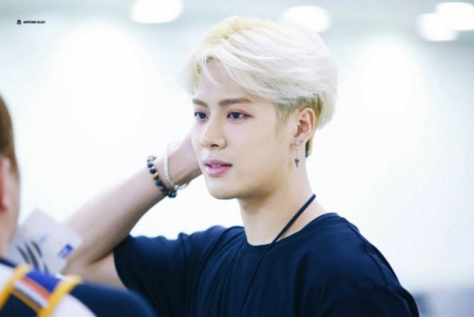 Jackson (GOT7): Jackson vốn nổi tiếng là anh chàng dễ thương, rất hay làm cử chỉ đáng yêu “đốn tim" các fan nữ.