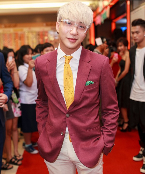 Bê Trần vẫn hết mực lịch lãm khi mix kiểu tóc bạch kim cùng vest trang trọng.