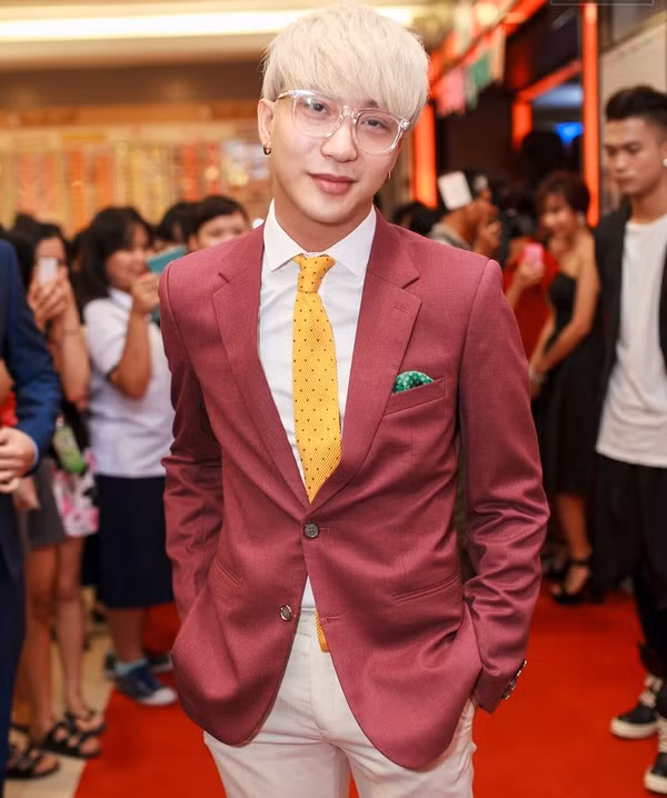 Bê Trần vẫn hết mực lịch lãm khi mix kiểu tóc bạch kim cùng vest trang trọng.