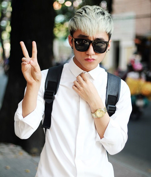 Sơn Tùng chính là sao nam lăng xê xu hướng tóc bạch kim thành công bậc nhất làng giải trí Việt. Kể từ bản hit “Lạc trôi”, hình tượng “nam thần đầu bạc” của giọng ca gốc Thái Bình đã chinh phục hàng triệu người hâm mộ.