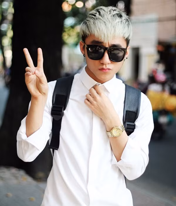 Sơn Tùng chính là sao nam lăng xê xu hướng tóc bạch kim thành công bậc nhất làng giải trí Việt. Kể từ bản hit “Lạc trôi”, hình tượng “nam thần đầu bạc” của giọng ca gốc Thái Bình đã chinh phục hàng triệu người hâm mộ.