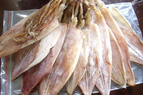 Đối với mực khô, chọn mua những con có lớp phấn bên ngoài càng dày càng tốt. Mực khô nếu được phơi khi còn tươi sẽ có màu hồng nhạt rất tự nhiên, mùi không tanh hay dính ướt tay.