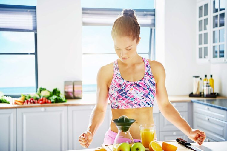 Thực hiện chế độ ăn ít calo: Chế độ ăn hợp lý cho cơ thể sẽ giúp kiểm soát bệnh tiểu đường và điều chỉnh mức độ glucose trong cơ thể tối đa. Hãy thường xuyên ăn nhiều rau củ không chứa tinh bột như cải bắp, giá đỗ, dưa chuột... để cân bằng dinh dưỡng.