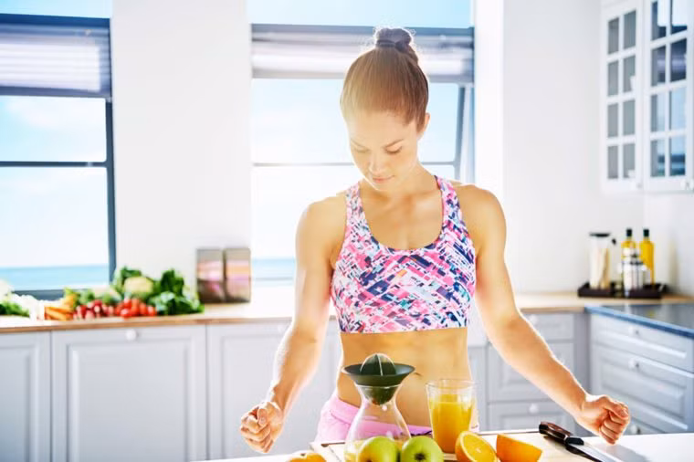 Thực hiện chế độ ăn ít calo: Chế độ ăn hợp lý cho cơ thể sẽ giúp kiểm soát bệnh tiểu đường và điều chỉnh mức độ glucose trong cơ thể tối đa. Hãy thường xuyên ăn nhiều rau củ không chứa tinh bột như cải bắp, giá đỗ, dưa chuột... để cân bằng dinh dưỡng.