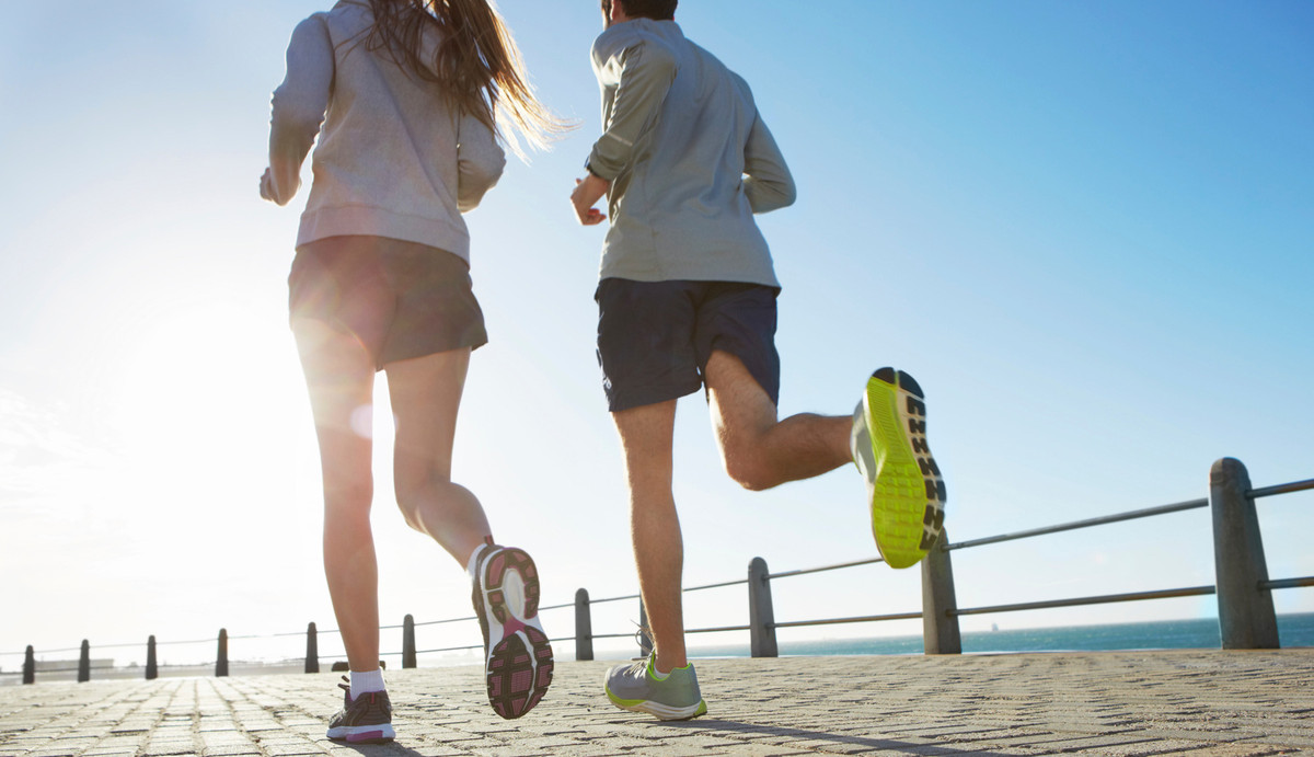 Tập thể dục thường xuyên: Một trong những cách tốt nhất để kiểm soát tiểu đường là duy trì việc tập luyện thường xuyên. Đi bộ nhanh, tập yoga hay các hình thức tập luyện khác… giúp kiểm soát cân nặng, phòng ngừa tiểu đường.