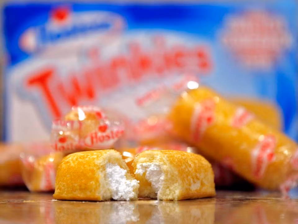 Twinkies gắn liền với thương hiệu của hãng bánh Hostess, cho nên nó còn có tên gọi khác là là Hostess Twinkies. Người Anh nhận xét rằng bánh này sẽ ngon hơn nếu bánh không có kem tươi.