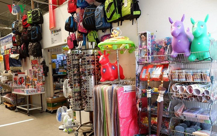 Với 250 gian hàng trong đó hơn 60% là doanh nhân Việt Nam, tiếp đến là người Trung Quốc, Ấn Độ, Thổ Nhĩ Kỳ, Pakistan, Ba Lan và cả người Đức.