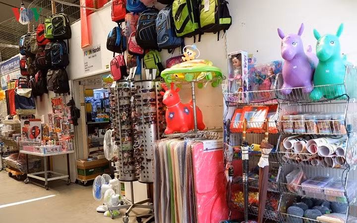 Với 250 gian hàng trong đó hơn 60% là doanh nhân Việt Nam, tiếp đến là người Trung Quốc, Ấn Độ, Thổ Nhĩ Kỳ, Pakistan, Ba Lan và cả người Đức.