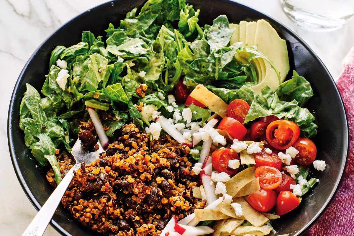 Ăn salad trước buổi hẹn hò cũng là điều cần tránh bởi những mảnh nhỏ của rau xanh có thể bị mắc kẹt trong răng của bạn. Ảnh: Internet.