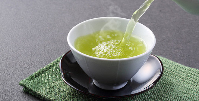 Trà xanh: Nhâm nhi một tách trà xanh sẽ giúp tăng cường năng lượng của bạn. Thực phẩm tốt này cũng sẽ làm mới hơi thở và ngăn chặn sự phát triển của vi khuẩn xấu gây hôi miệng.