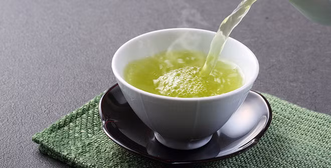 Trà xanh: Nhâm nhi một tách trà xanh sẽ giúp tăng cường năng lượng của bạn. Thực phẩm tốt này cũng sẽ làm mới hơi thở và ngăn chặn sự phát triển của vi khuẩn xấu gây hôi miệng.