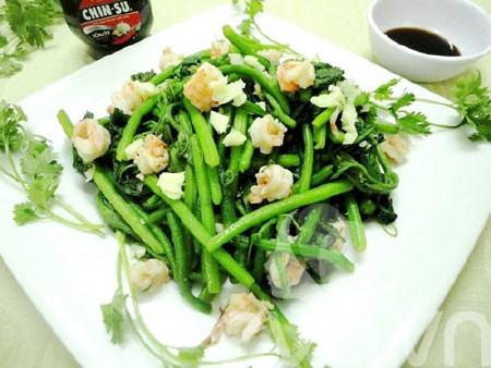 Bên cạnh những thực phẩm trên, bạn còn cần tránh ăn một số thực phẩm trước khi đi hẹn hò. Tỏi là thực phẩm tồi tệ nhất vì nó gây ra mùi hơi thở. Do vậy, trước buổi hẹn hò, bạn cần tránh các món ăn chứa tỏi.