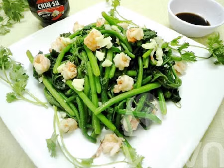 Bên cạnh những thực phẩm trên, bạn còn cần tránh ăn một số thực phẩm trước khi đi hẹn hò. Tỏi là thực phẩm tồi tệ nhất vì nó gây ra mùi hơi thở. Do vậy, trước buổi hẹn hò, bạn cần tránh các món ăn chứa tỏi.