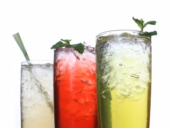 Các loại nước giải khát có hàm lượng đường cao có thể làm cho tình trạng say xỉn của bạn trở nên tồi tệ hơn, góp phần gây ra các vấn đề về dạ dày.