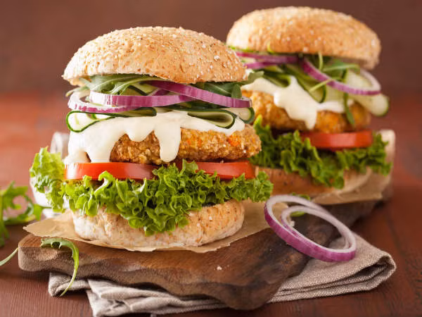 Bạn cũng không nên ăn burger khi say rượu bởi chúng có thể gây ra các khí noãn trong dạ dày khiến bạn cảm thấy không thoải mái.