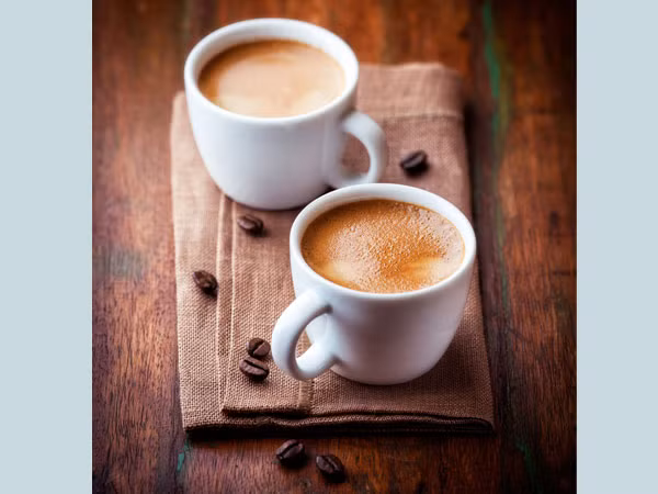 Bạn thường nghĩ rằng uống tách cà phê sẽ giúp tỉnh rượu và làm cho bạn cảm thấy tốt hơn. Tuy nhiên bạn đã nhầm bởi uống cà phê có thể làm trầm trọng thêm tình trạng nôn nao.