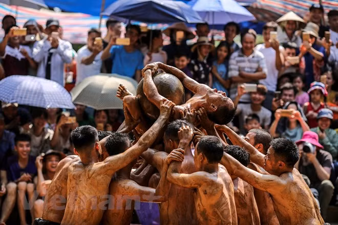 Cầu được làm bằng gỗ nặng khoảng 20kg lại rất trơn nên đòi hỏi người chơi phải có sức mạnh và sự khéo léo mới có thể giành chiến thắng. (Ảnh: Minh Sơn/Vietnam+)