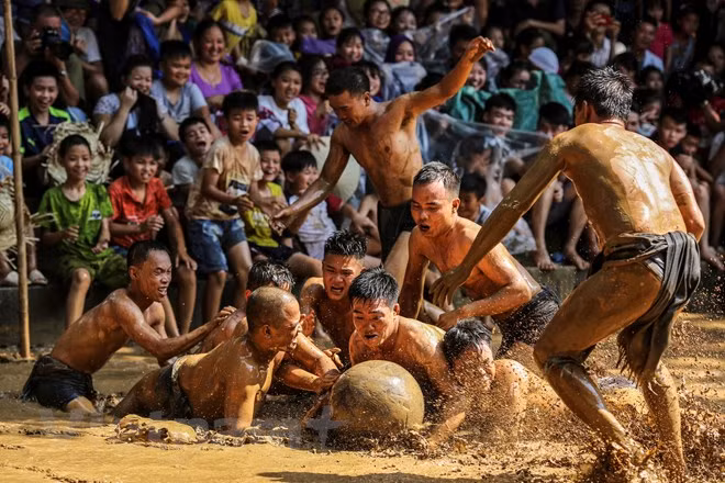 Kết thúc mỗi ngày thi đấu, các quân cầu phải quỳ ở sân vật để bái vọng vào đình. (Ảnh: Minh Sơn/Vietnam+)