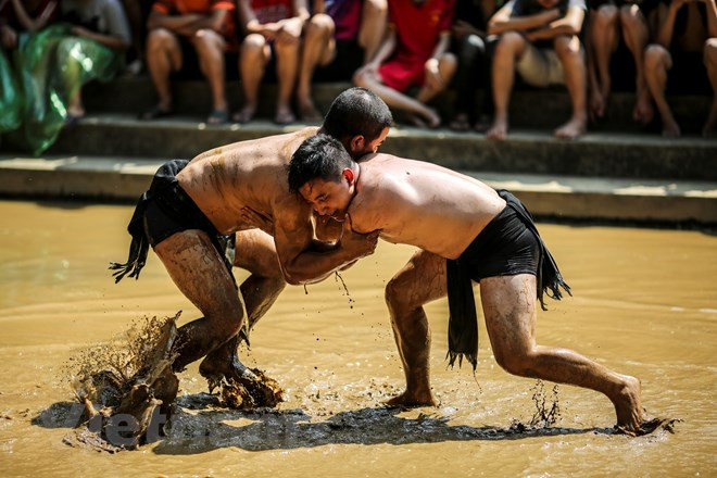 Lễ hội đánh cầu bùn chỉ có duy nhất ở đây mới có. Sau nhiều năm thất truyền, đến năm 2002 người dân mới khôi phục và cho tổ chức lại. (Ảnh: Minh Sơn/Vietnam+)