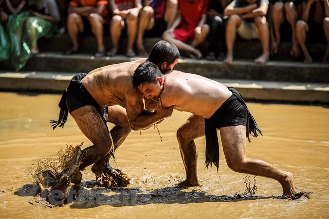 Lễ hội đánh cầu bùn chỉ có duy nhất ở đây mới có. Sau nhiều năm thất truyền, đến năm 2002 người dân mới khôi phục và cho tổ chức lại. (Ảnh: Minh Sơn/Vietnam+)