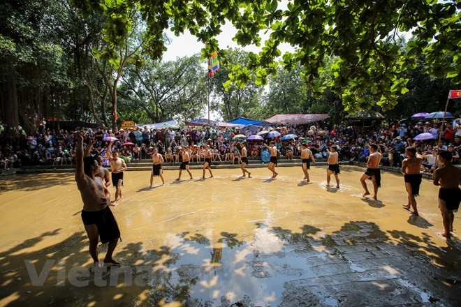 Lễ hội cầu bùn được nhân dân làng Vân khôi phục lại sau nhiều năm gián đoạn. (Ảnh: Minh Sơn/Vietnam+)