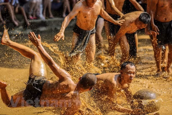 Theo các cụ trong làng, mỗi lần cầu được đẩy xuống hố tượng trưng cho đất trời hòa hợp, mưa thuận gió hòa giúp mùa màng bội thu... (Ảnh: Minh Sơn/Vietnam+)