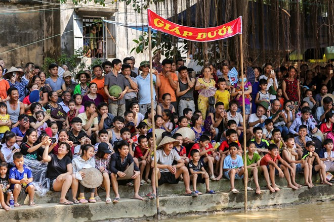 Hàng trăm người dân làng và từ các huyện xung quanh cũng kéo nhau đến xem một trong những lễ hội đặc sắc nhất của miền Bắc. (Ảnh: Minh Sơn/Vietnam+)