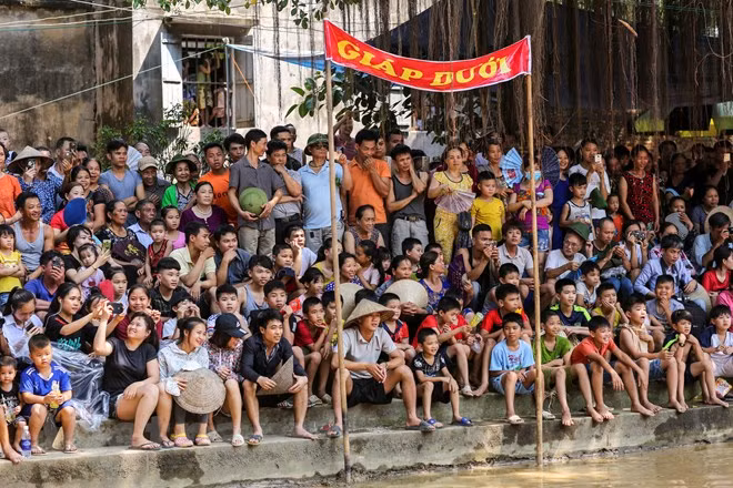 Hàng trăm người dân làng và từ các huyện xung quanh cũng kéo nhau đến xem một trong những lễ hội đặc sắc nhất của miền Bắc. (Ảnh: Minh Sơn/Vietnam+)