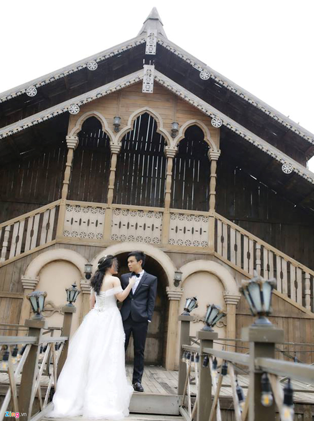 Nghe cuoc goi luc 4h, co dau gao khoc doi chet theo chong