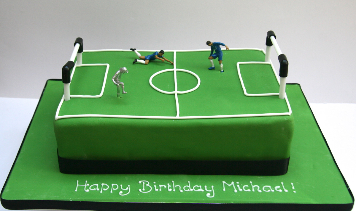 Bánh kem tái hiện sân cỏ xanh ngắt.