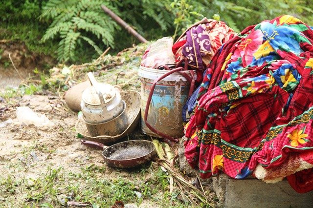 Đồ đạc bị văng khắp nơi.