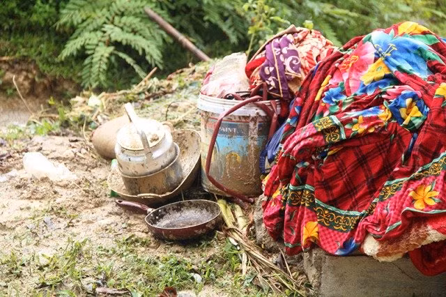 Đồ đạc bị văng khắp nơi.